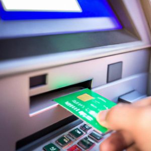Jak wypłacić pieniądze z bankomatu?